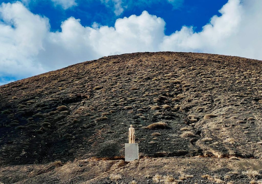 Escultura en honor a Miguel de Unamuno, desterrado a Fuerteventura en 1924. Fotografía: Lanzarote3.com