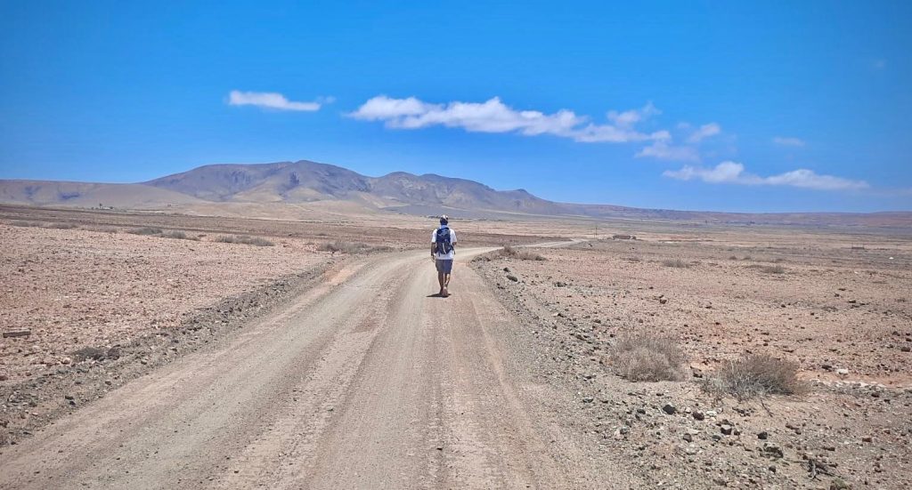 Senderista en Los Llanos de la Concepción. Fotografía: Lanzarote3.com