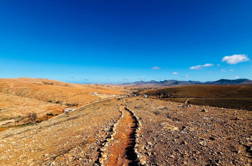 Postal desde el entorno del Mirador de Guise y Ayose Camino Natural de Fuerteventura Etapa 4 Tefía - Betancuria