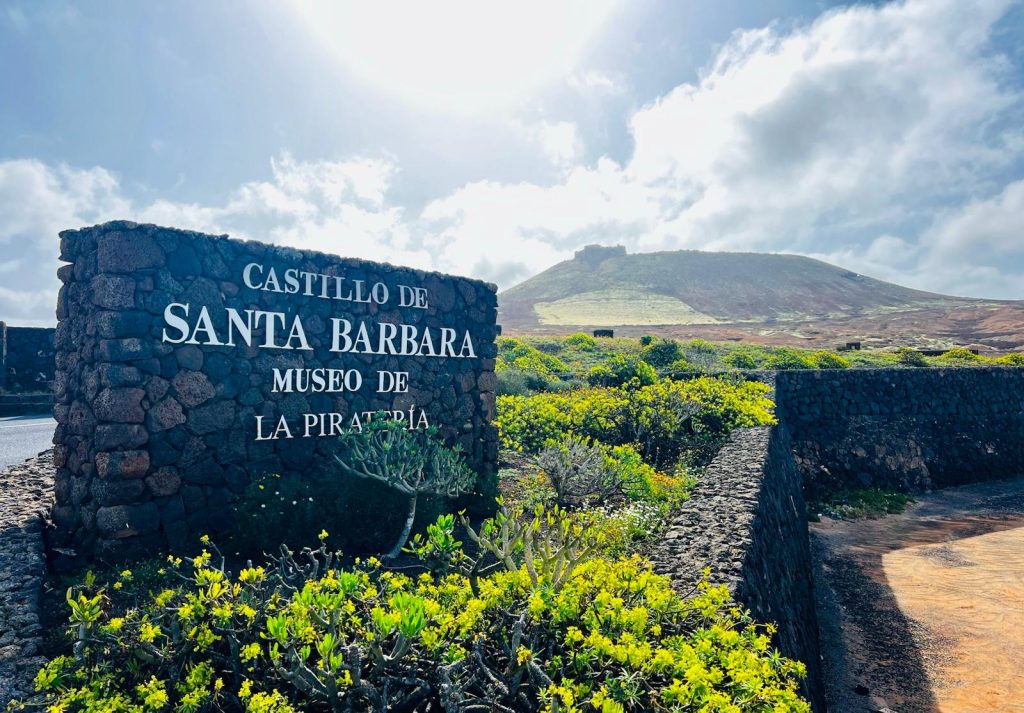 Carreterita zigzagueante con destino a la cima de Guanapay