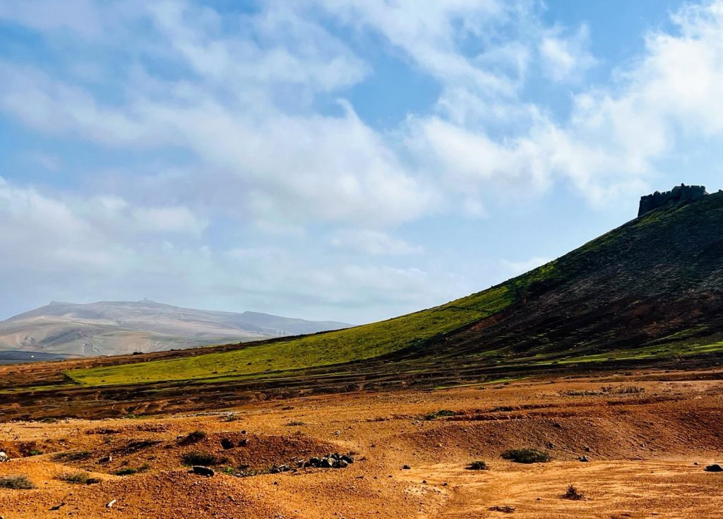 Montaña de Guanapay y el Castillo de Santa Bárbara en Teguise