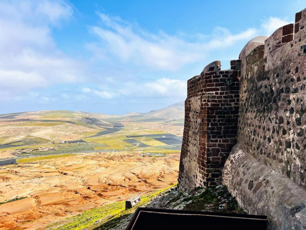 "¡Piratas! ¡Piratas! ¡Que vienen los piratas!" A protegerse en el Castillo de Santa Bárbara en lo alto de la Montaña de Guanapay