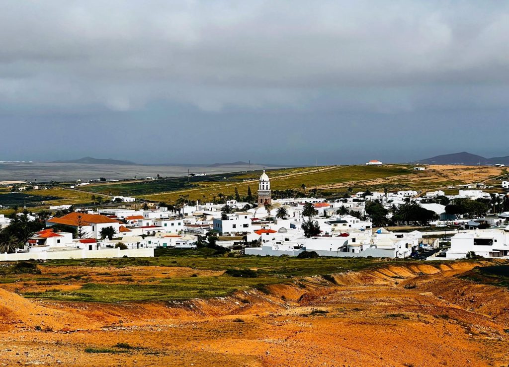 Vista de Teguise desde la carreterita al Castillo