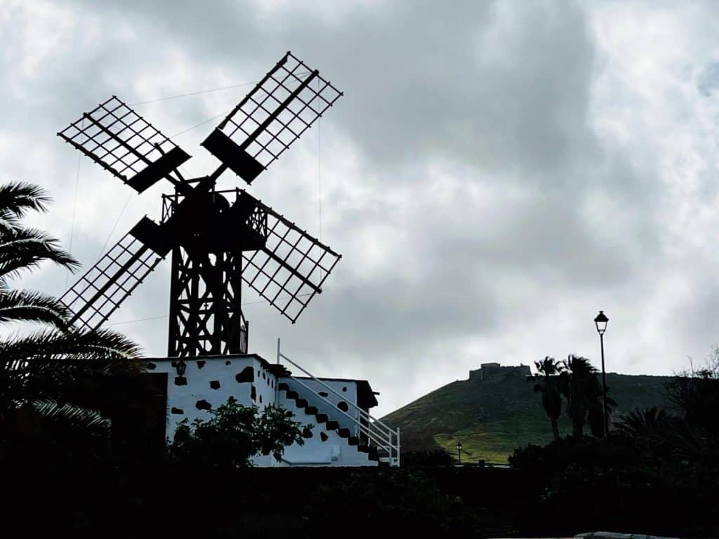 El Molino del Viento de Teguise desde la Gran Mareta y el Castillo en lo alto de Guanapay