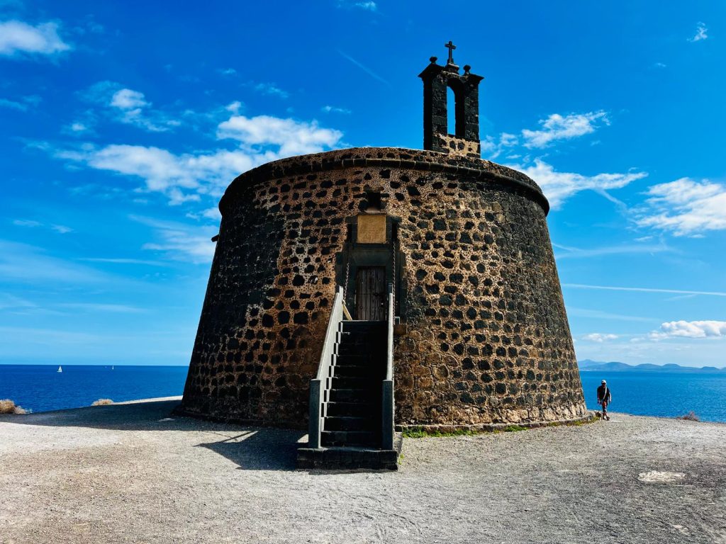 El Castillo de las Coloradas de Playa Blanca: tres siglos vigilando la Bocaina desde la Punta del Águila