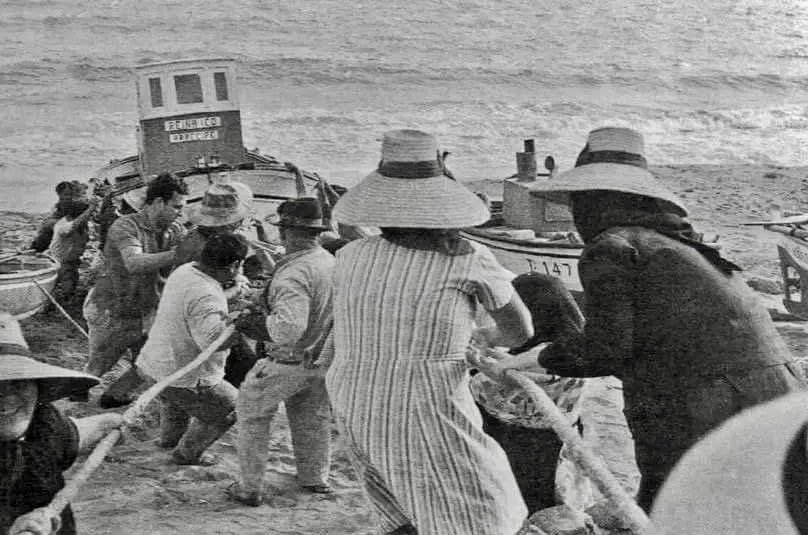 Mujeres y hombres de mar en Playa Blanca. Fotografía: Historia de Yaiza