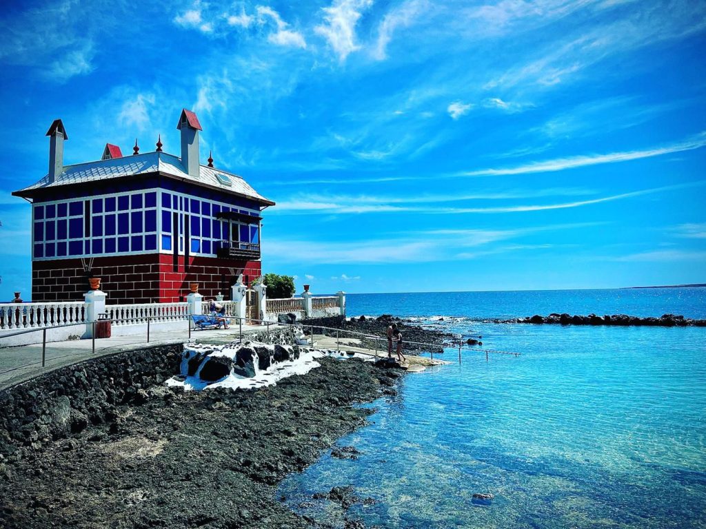 El Charcón de Arrieta y Casa Juanita. Fotografía: Lanzarote3.com