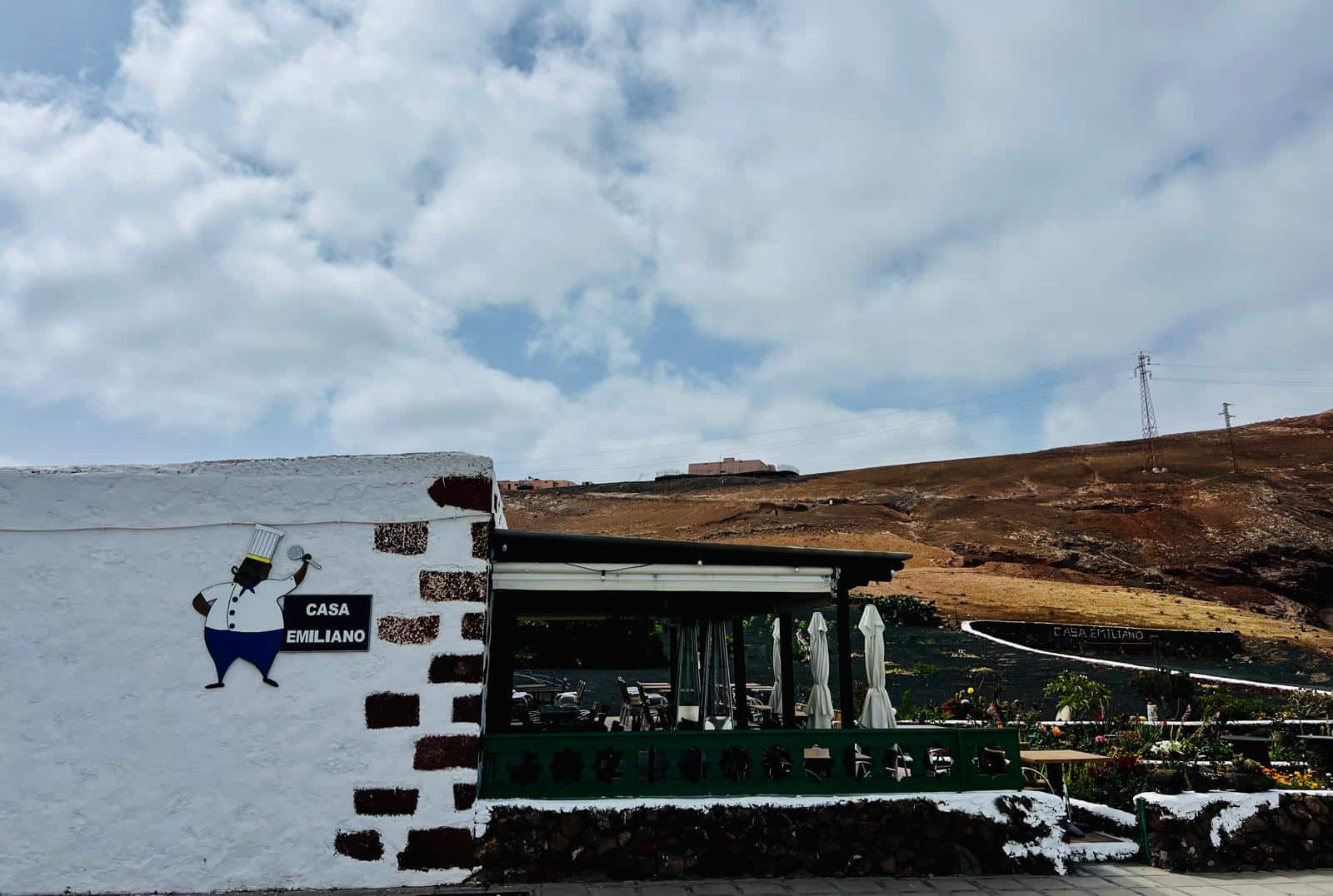 En lo alto de Femés, Casa Emiliano conquista con cocina canaria, carnes, pescados a la brasa y unas vistas inigualables al sur de Lanzarote