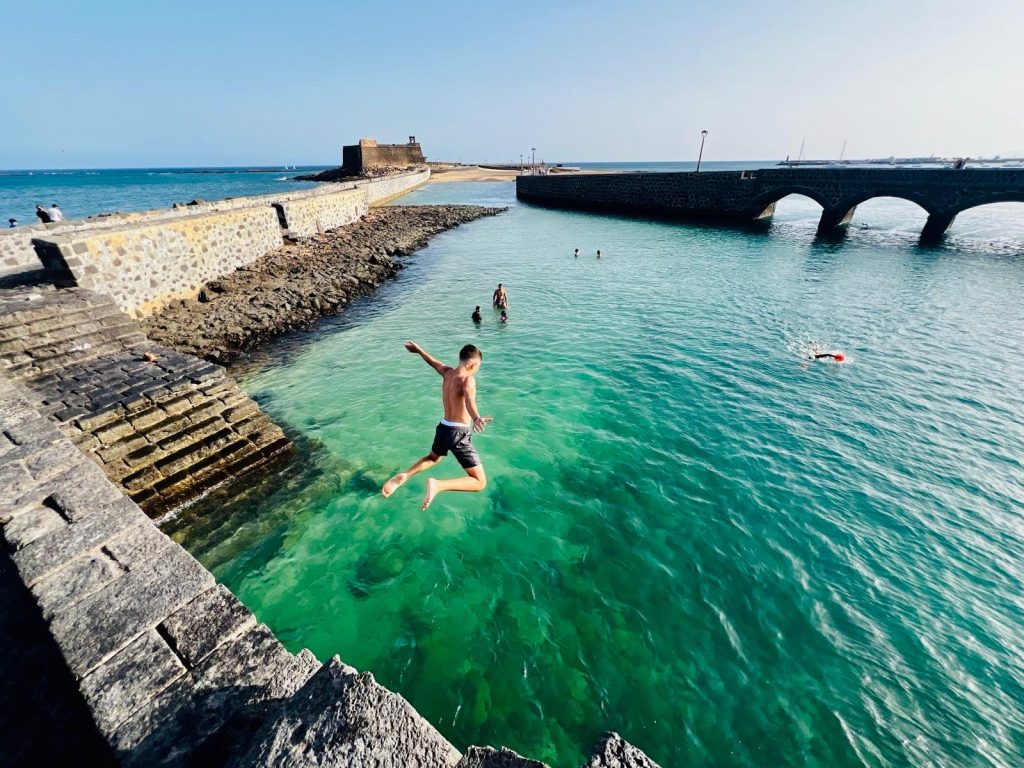 Chapuzón en el Puente de las Bolas de Arrecife. Fotografía: Lanzarote3.com