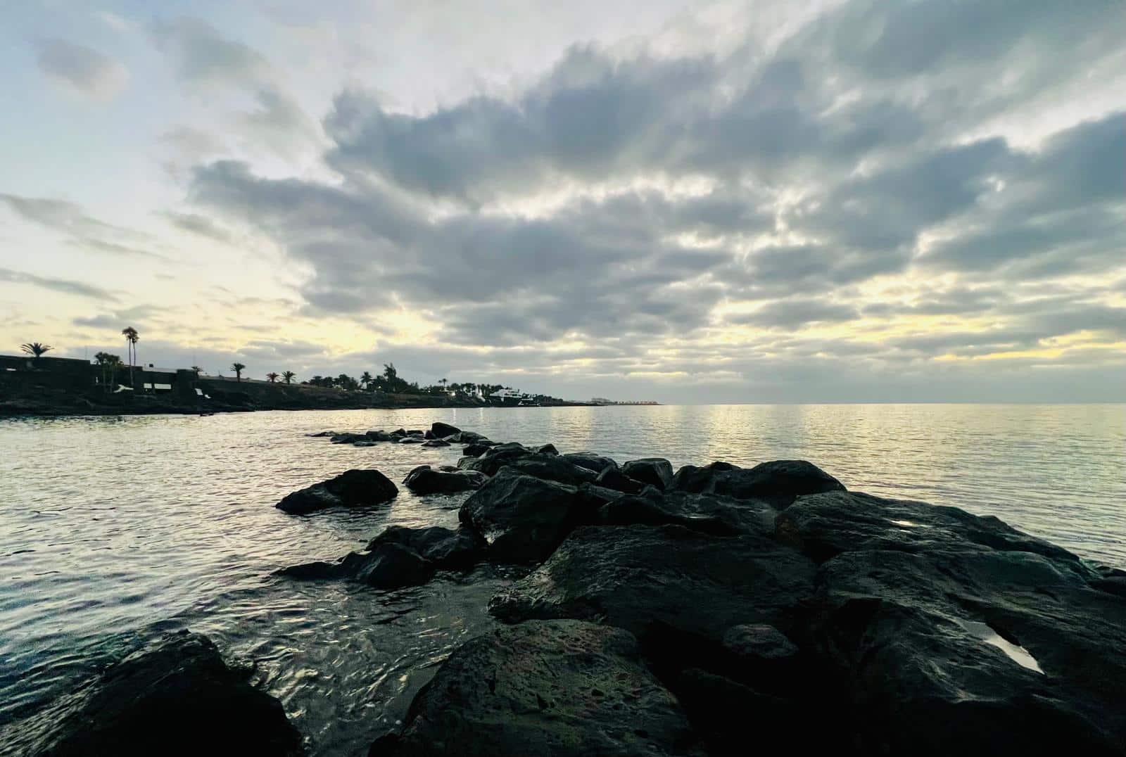Crónica de un amanecer veraniego portentoso. En la playa de El Ancla, entre cangrejos, pescadores, el mar en calma y el sol