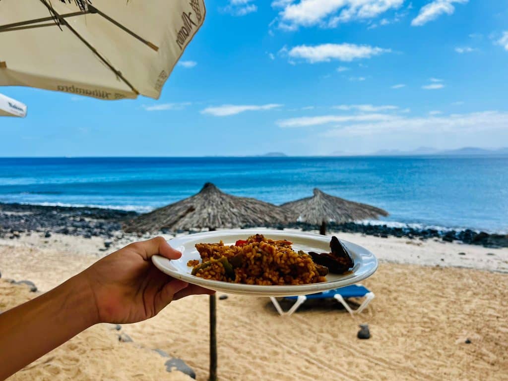 Un día redondo en el Chiringuito Tropical Lanzarote: baños, paella y sobremesa frente al mar