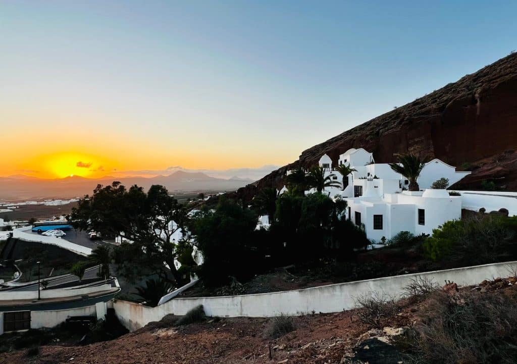 Lagomar al atardecer: un paseo entre roca, arte y paisajes volcánicos