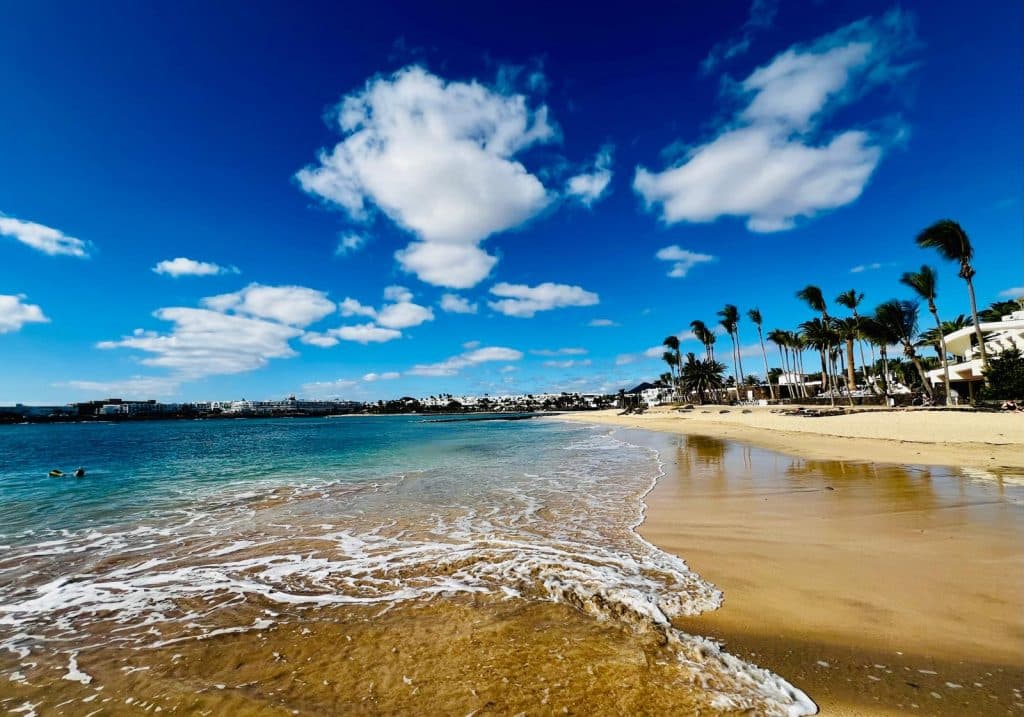 Chapuzón en el embarcadero del Hotel Meliá Salinas de Costa Teguise. Fotografía: Lanzarote3.com
