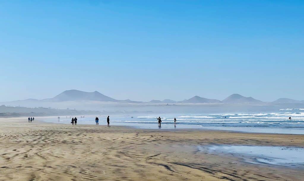 Contraluz en la playa de Famara. Fotografía: Lanzarote3.com