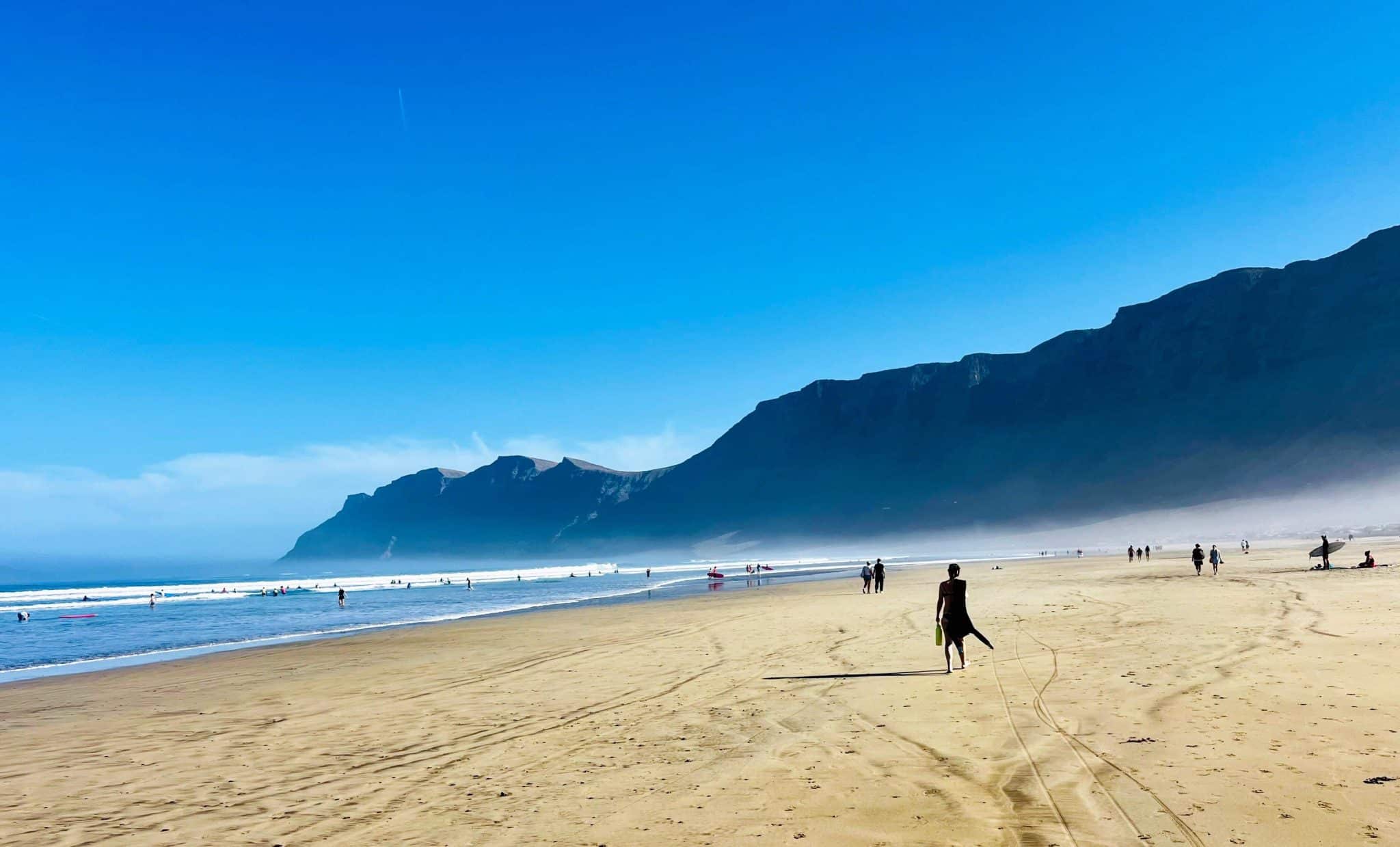 Caminata en la playa de Famara. Fotografía: Lanzarote3.com