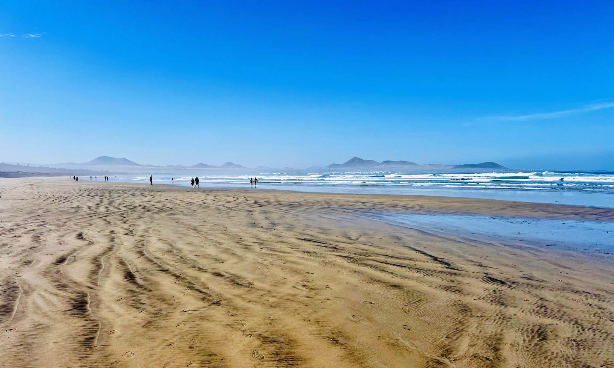 Famara a marea vacía: caminar descalzos desde la Caleta hasta El Papelillo