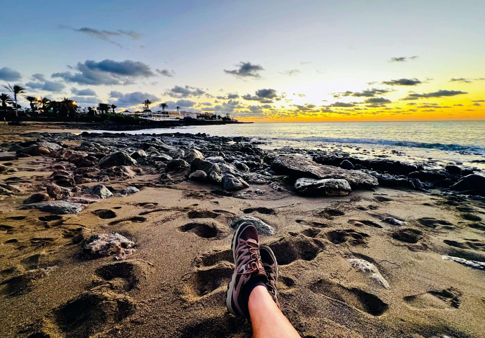 Amanecer en Playa Bastián, desde antes de que amanezca. Fotografía: Lanzarote3.com