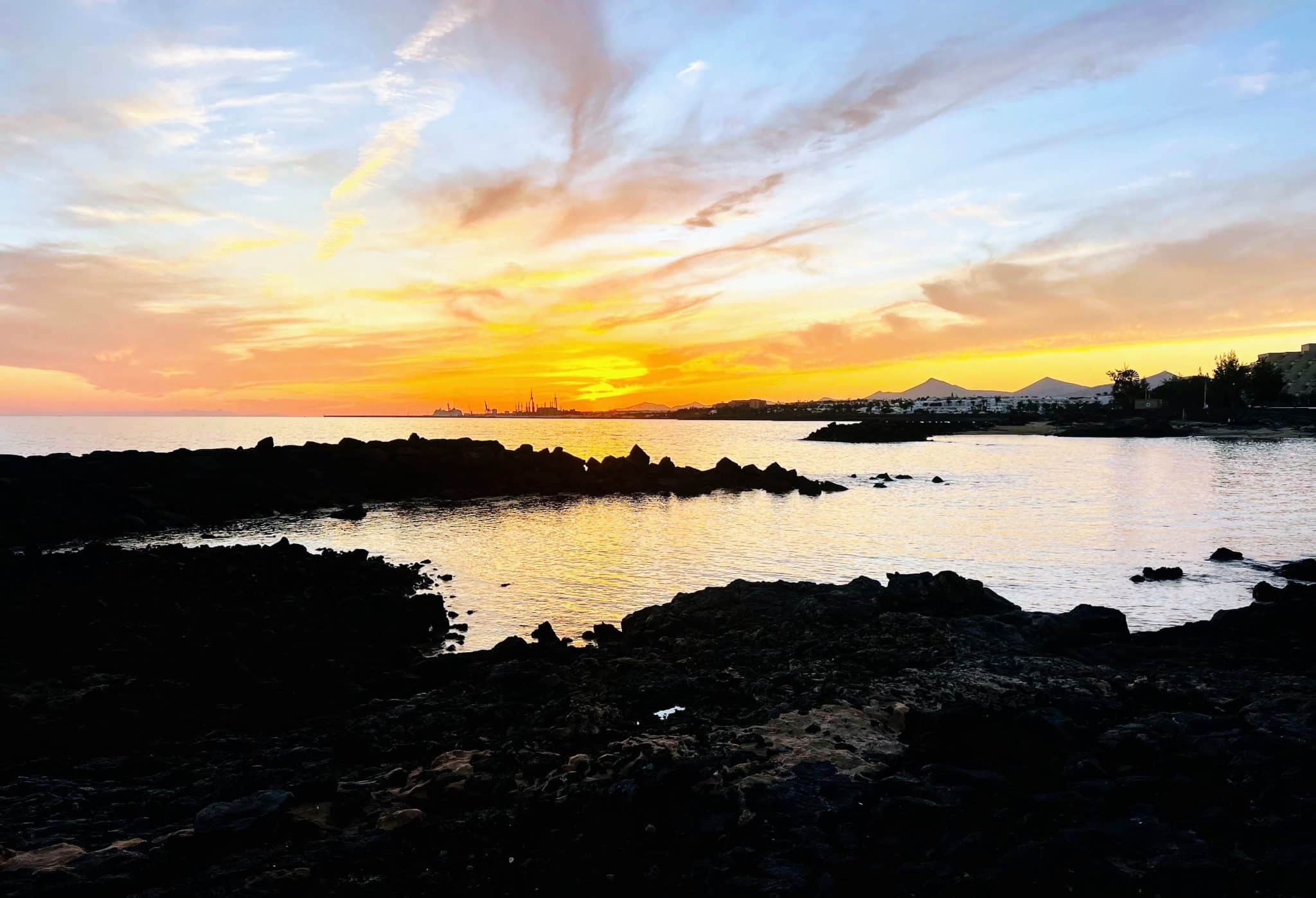 Atardecer en remojo en la playa de El Jablillo de Costa Teguise. Fotografía: Lanzarote3.com