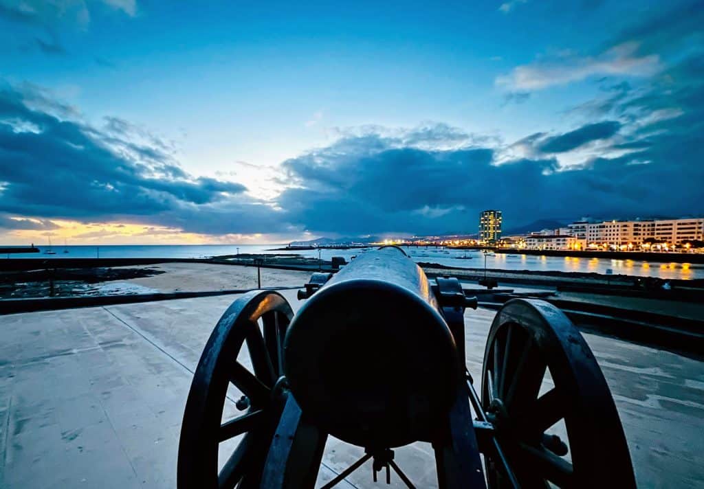 Atardecer en Arrecife: un paseo entre el Puente de las Bolas y el Castillo de San Gabriel