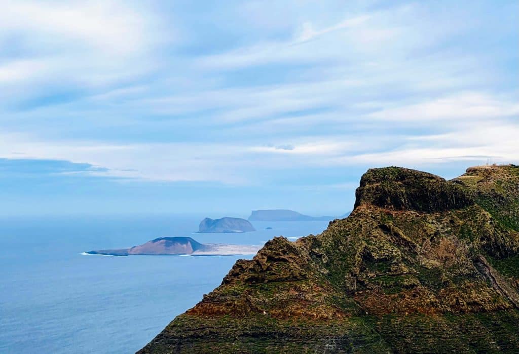 Risco de Famara y las islas del Archipiélago Chinijo. Fotografía: Lanzarote3.com