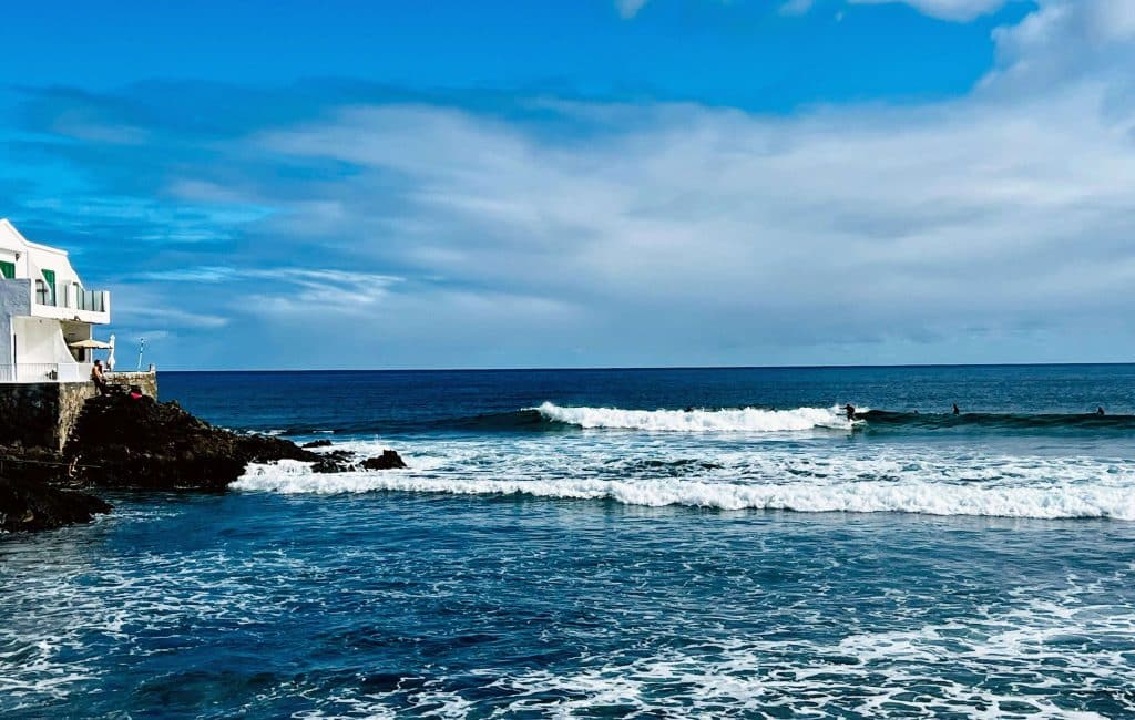 Surfistas en Arrieta. Fotografía: Lanzarote3.com