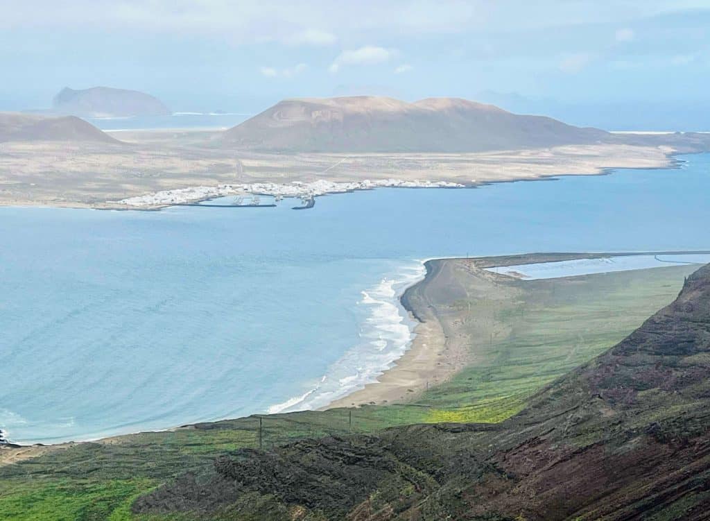 De La Graciosa a la playa bajo el Risco y a ascender el macizo cargadas de pescado. Fotografía: Lanzarote3.com