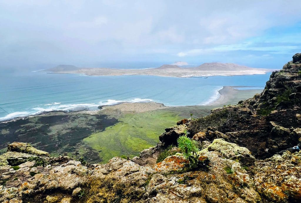 Panorámica de las islas del Archipiélago Chinijo desde el Mirador de Ye. Fotografía: Lanzarote3.com