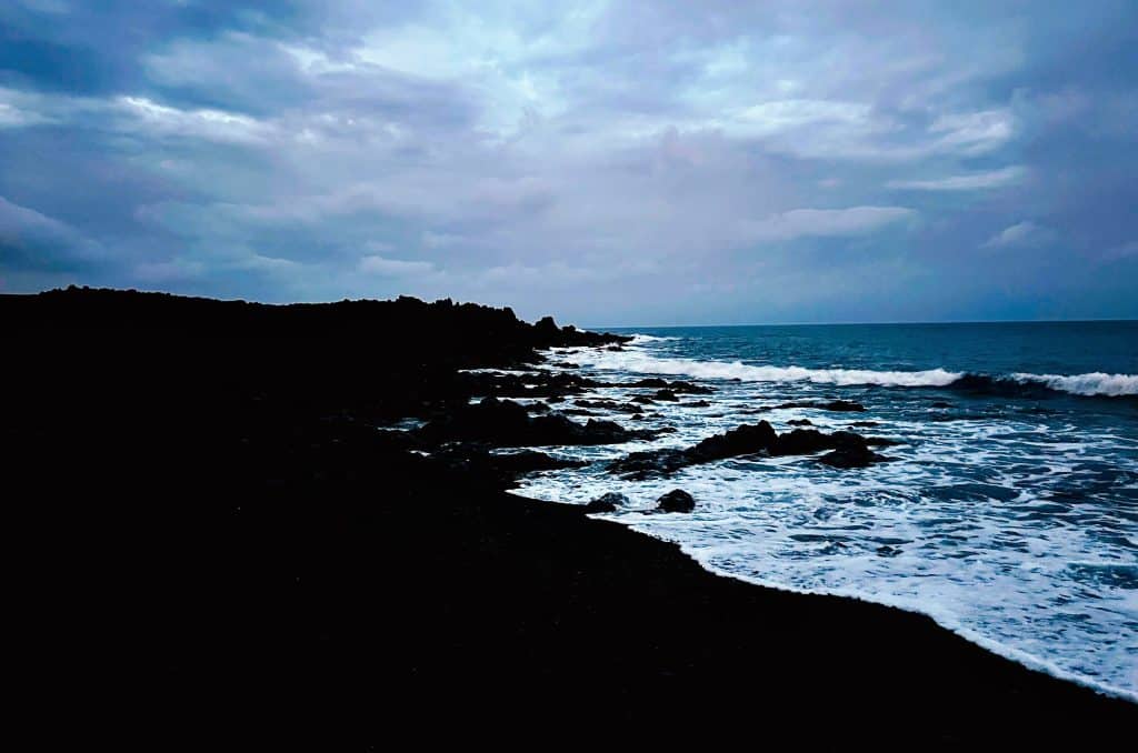 Amanecer en la playa de Montaña Bermeja en Lanzarote. Fotografía: Lanzarote3.com