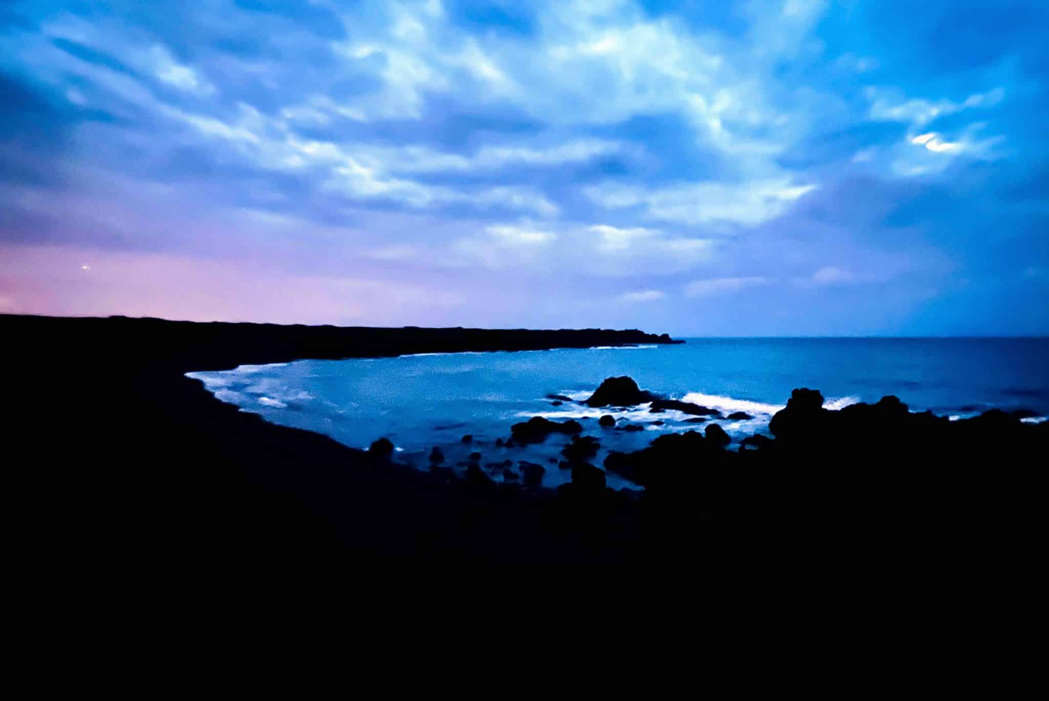 Amanecer en la playa de Montaña Bermeja en Lanzarote. Fotografía: Lanzarote3.com