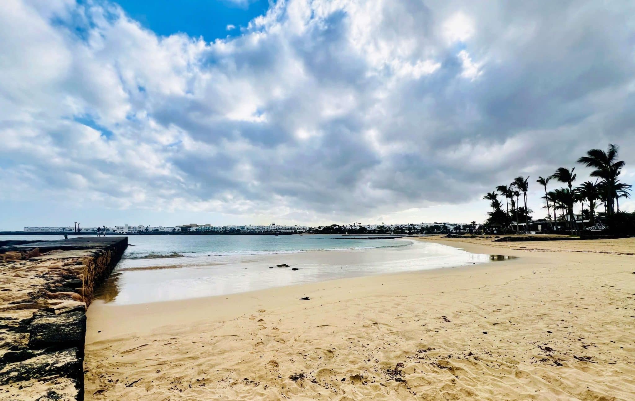 Atardecer en el Hotel Salinas: el baño más libre del día en Costa Teguise