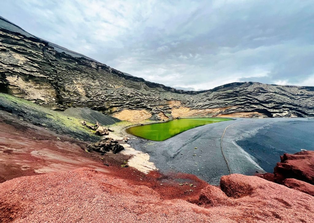 Charco de los Clicos y la playa del cráter. Fotografía: Lanzarote3.com