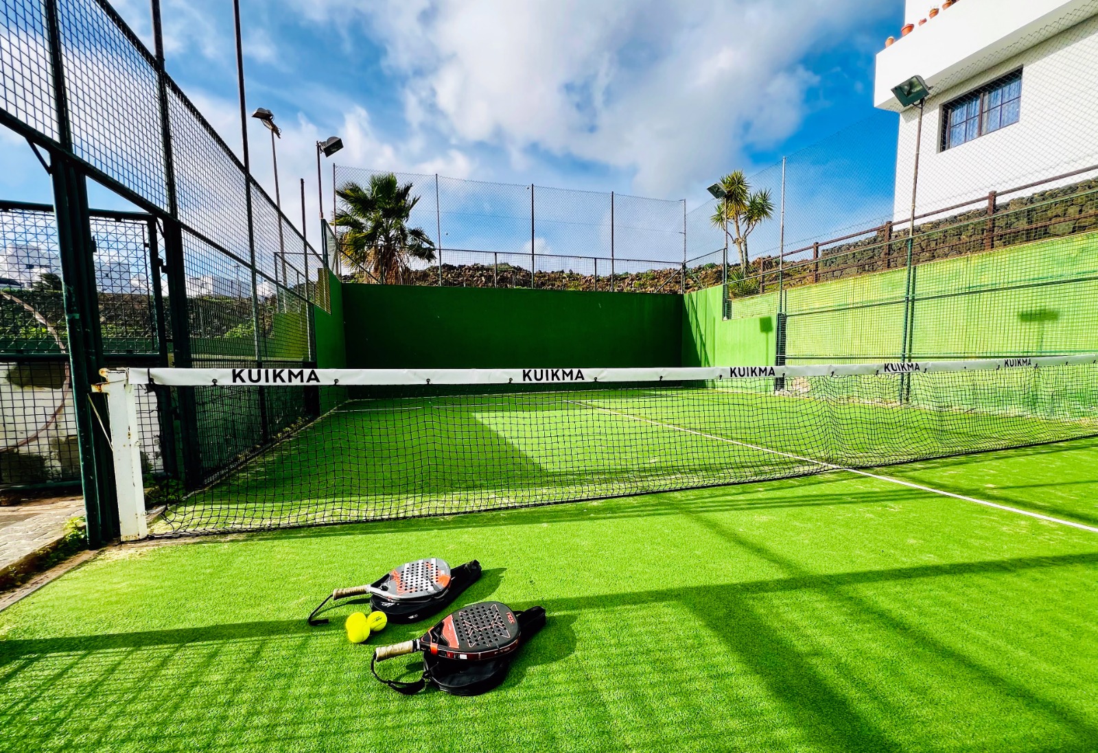 Clases de pádel en Lanzarote: entrena durante tus vacaciones en la isla