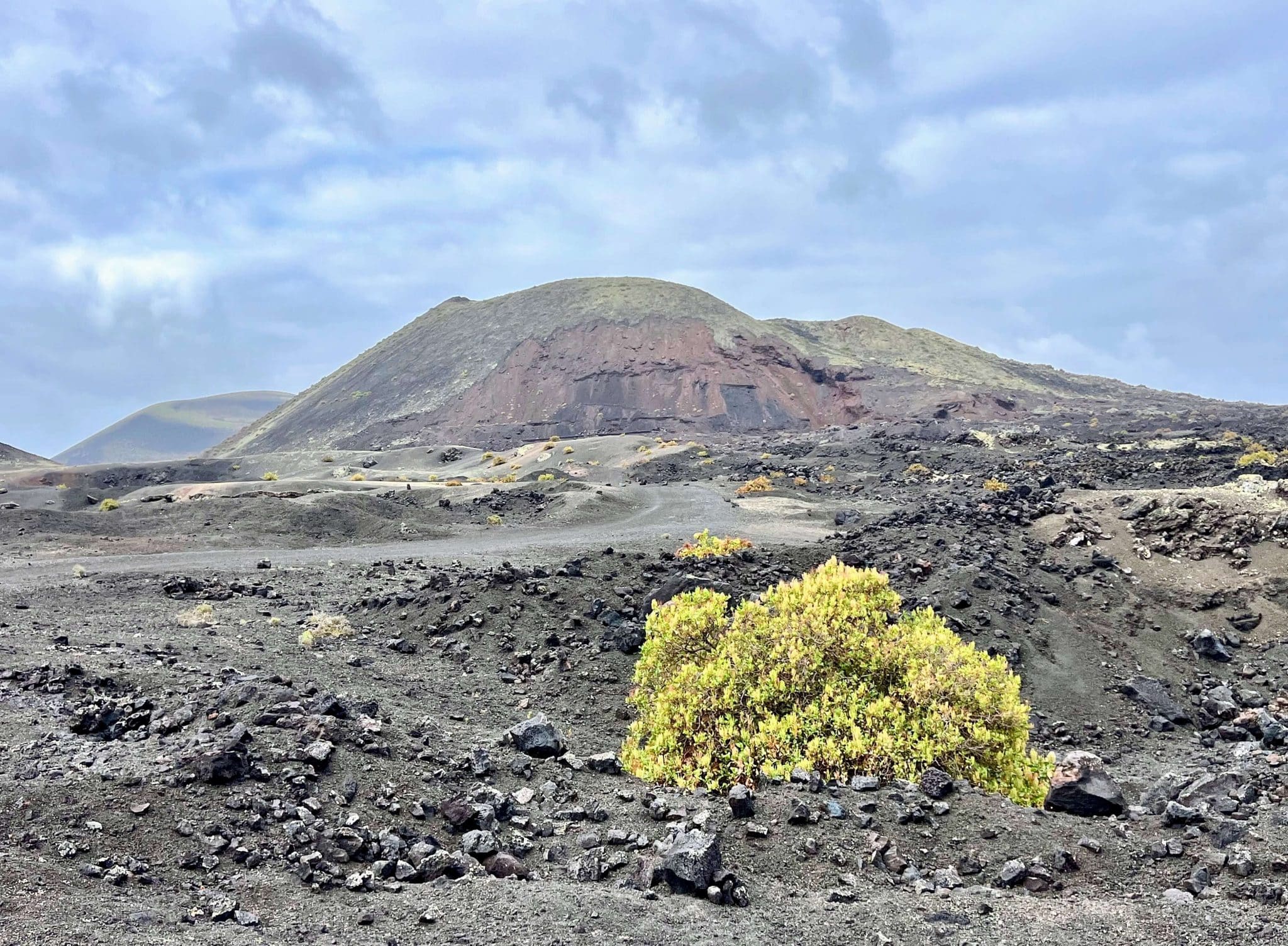 Sendero volcánico entre Montaña Colorada y la Ermita de los Dolores: ruta entre lavas históricas en Lanzarote