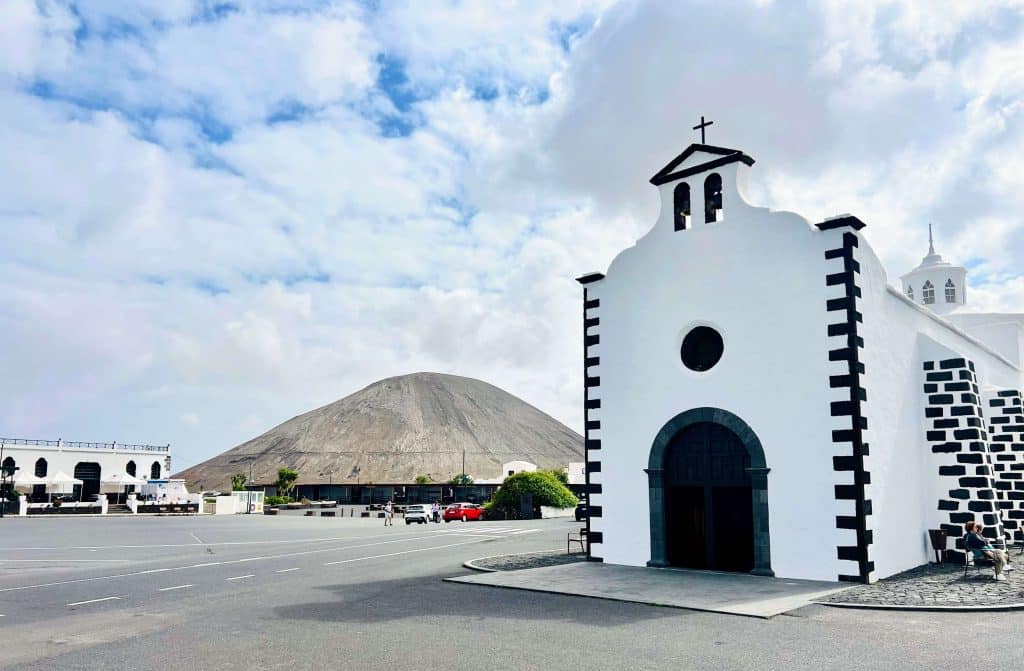 La ermita de los Dolores en Mancha Blanca. Fotografía: Lanzarote3.com