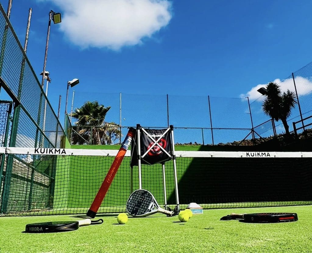 Clases de pádel para turistas en Costa Teguise. Fotografía: Lanzarote3.com