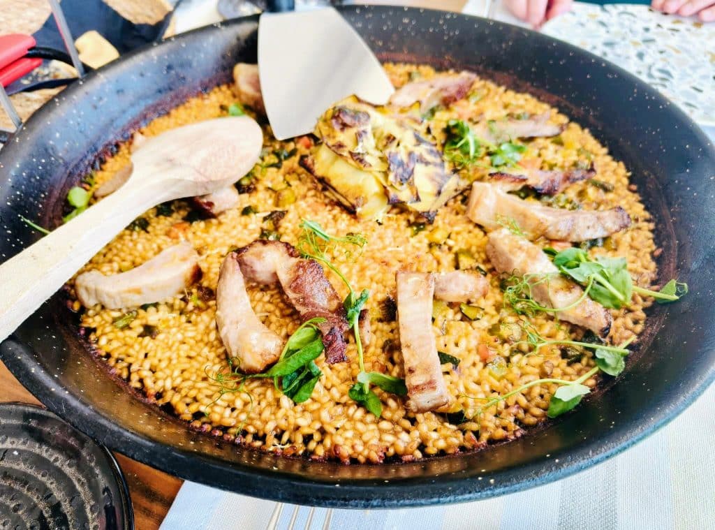 Paella de secreto ibérico del Restaurante Mirador de las Salinas. Fotografía: Lanzarote3.com