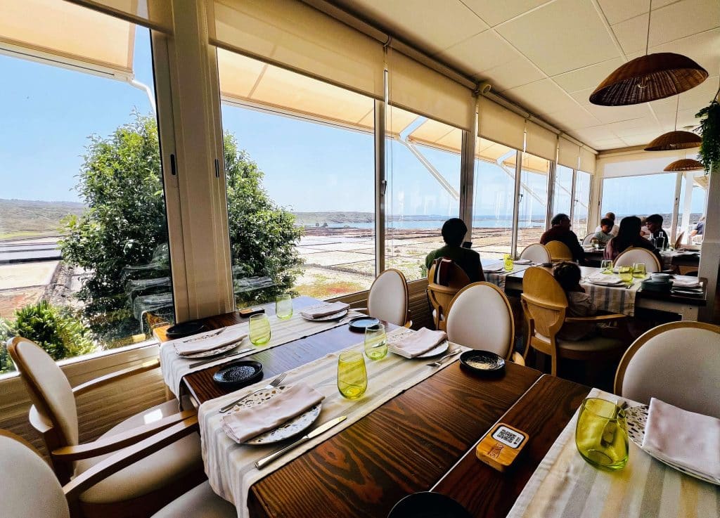 Arroces frente a Janubio: así fue nuestra experiencia en el Mirador Las Salinas en un día a rebosar