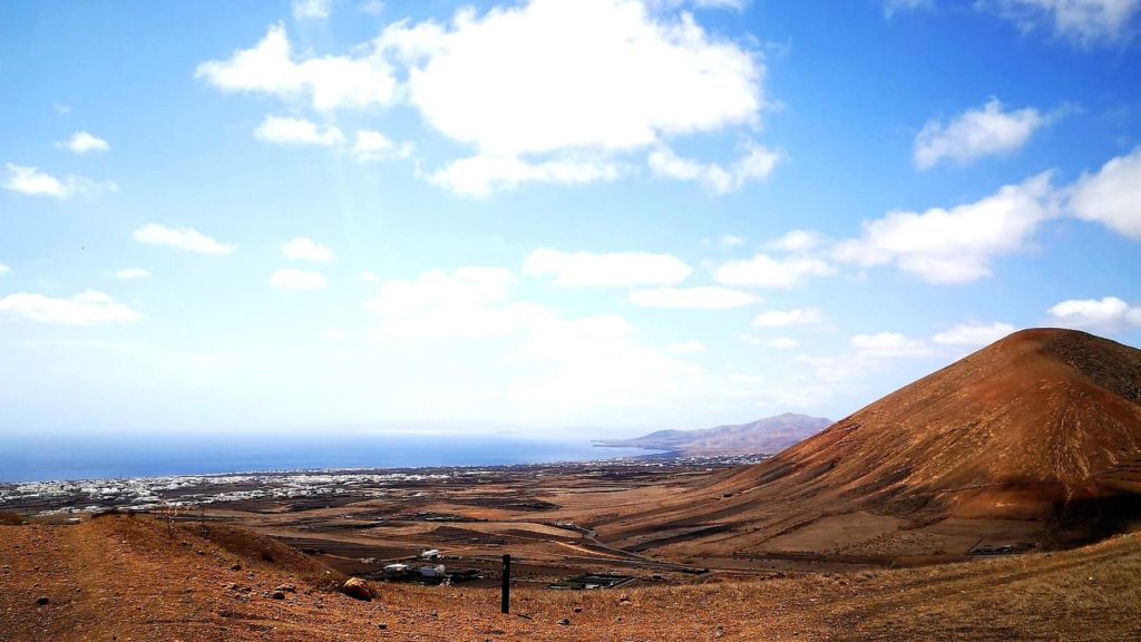 Panorámica de Los Ajaches, el Océano Atlántico y Fuerteventura desde Montaña Blanca Fotografía Josechu Pérez Niz