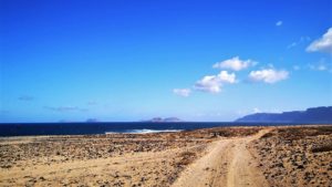 El noroeste costero de Lanzarote recuerda a Almería, pero con el añadido de las islas del Archipiélago Chinijo en el horizonte.